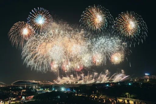 連嗨兩天！新北美術館周年炸裂登場　繽紛煙火×無人機點亮夜空　