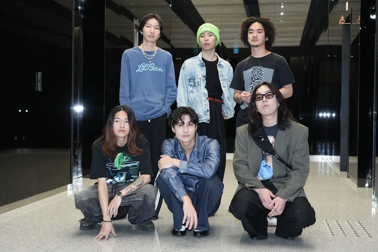 Billyrrom由貝斯手Taiseiwatabiki（後排左起）、吉他手Rin、鼓手Shunsuke、鍵盤與合成器手Leno（前排左起）、主唱Mol、DJ Yuta組成 。彭欣偉攝