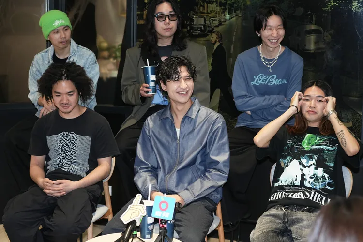 Billyrrom邊受訪邊吃小籠包、喝手搖飲，直呼「在日本沒辦法想像」。彭欣偉攝