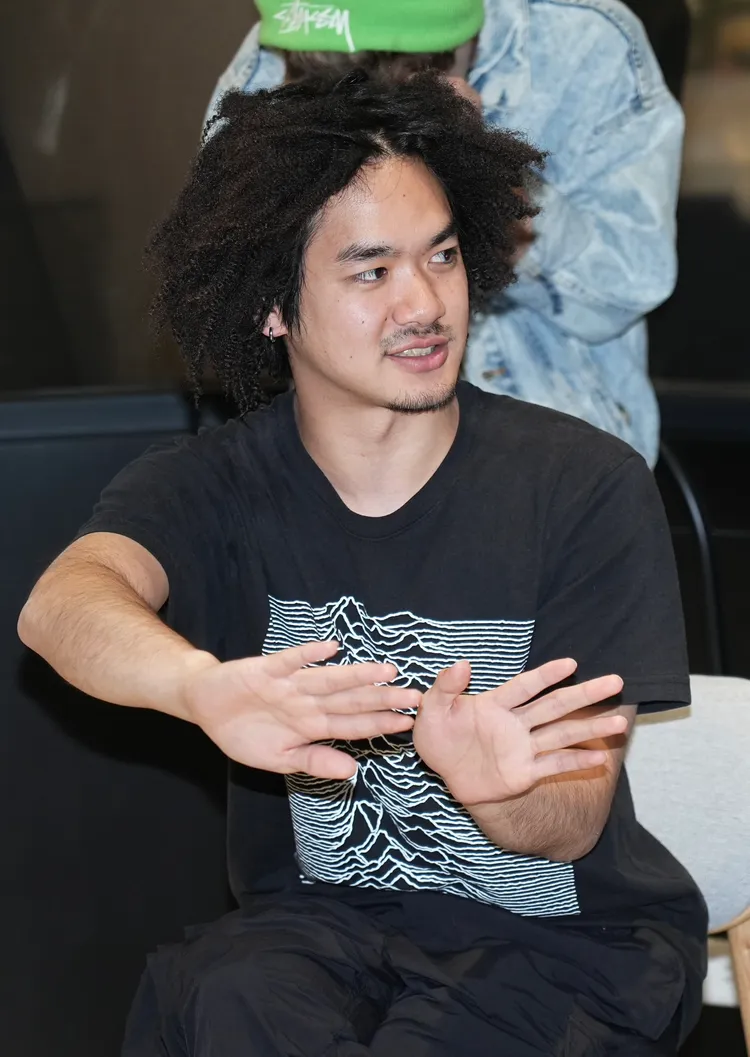 Shunsuke回到日本吃溫蒂漫步送的臭豆腐泡麵，直呼味道不是開玩笑。彭欣偉攝