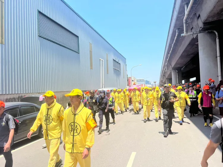 白沙屯媽祖返程時若選擇經由台1線大度橋進入台中，就有機會與大甲媽祖「雙媽會」。民眾提供