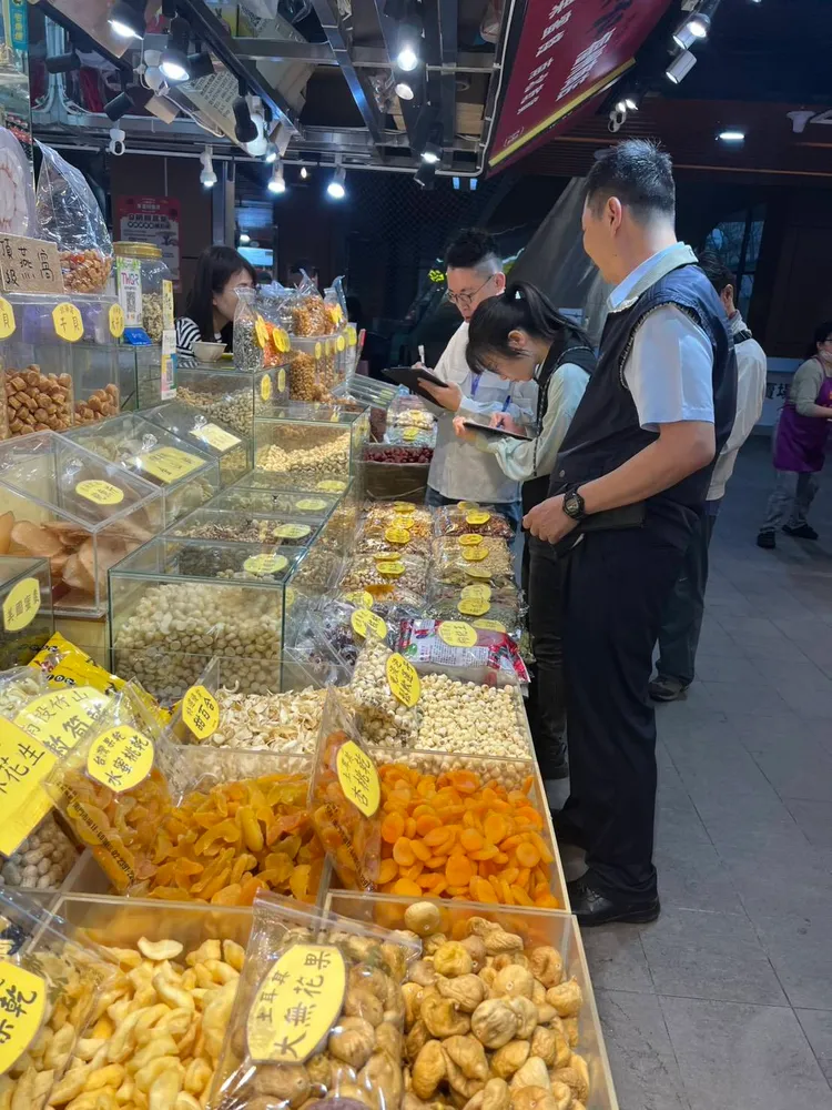 稽查重點包括塑料用品供應來源是否正常、價格是否有異常波動，以及是否存在囤積待價而沽等情形。翻攝畫面