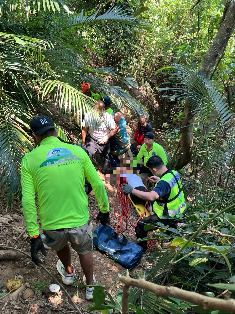 女遊客玩飛行傘不慎墜落。消防局提供