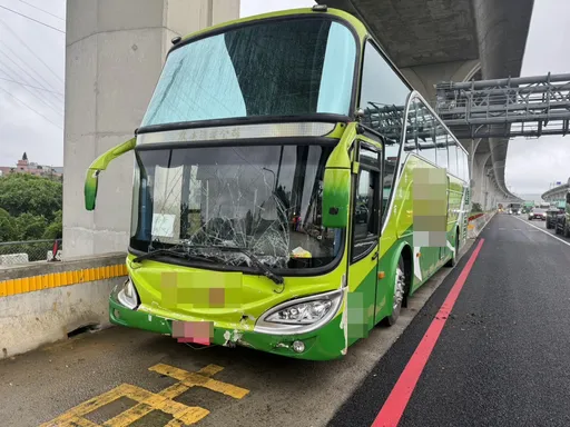國1桃園路段4車事故！　大客車駕駛疑未注意車前狀況釀禍5人送醫　