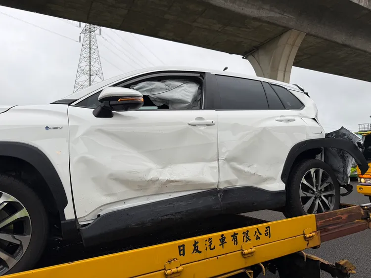 遭撞車輛拖吊。國道警方提供