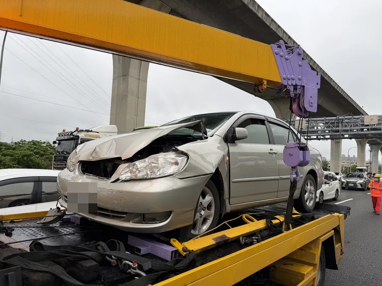 遭追撞車輛拖吊。國道警方提供