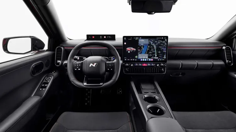 IONIQ 3車艙採簡潔橫向布局，核心為大尺寸懸浮式觸控螢幕，並導入新世代車機系統提升操作流暢度，同時下方仍保留實體空調按鍵與常用快捷鍵。原廠照片