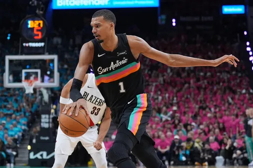 鄧肯和羅賓森兩位大哥見證下　馬刺「斑馬」首場季後賽就寫兩大神紀錄