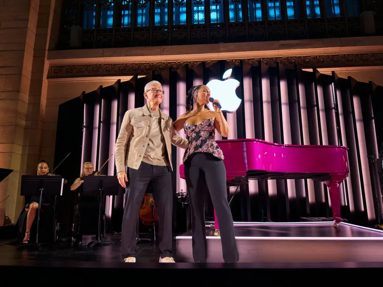 在紐約市舉行的 Apple 50 週年慶祝活動上，Tim Cook 與 Alicia Keys 向現場觀眾致意。Apple官網