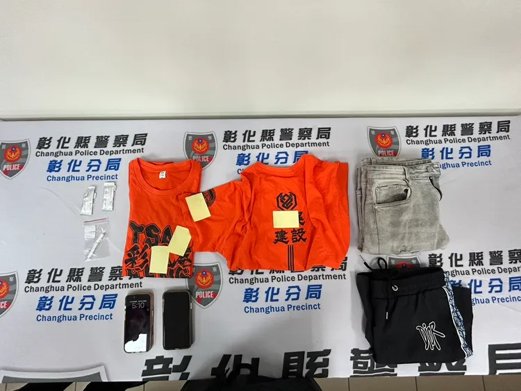 警方查扣嫌犯犯案時穿著的陣頭服裝。民眾提供