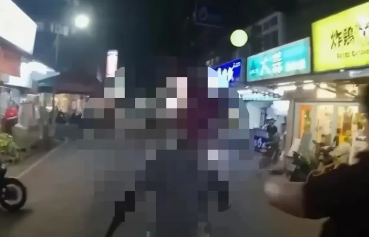 警方到場時，白男拒不配合。翻攝畫面