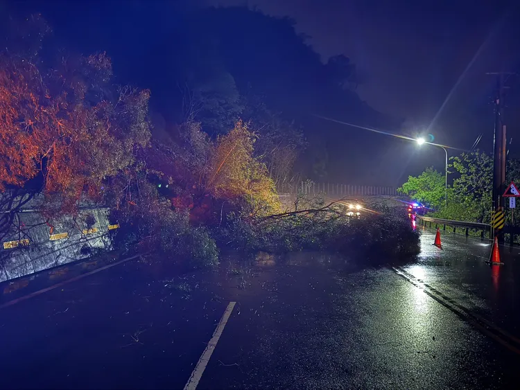 苗栗縣大湖鄉台三線132公里南向水頭寮路段昨晚邊坡坍方。民眾提供