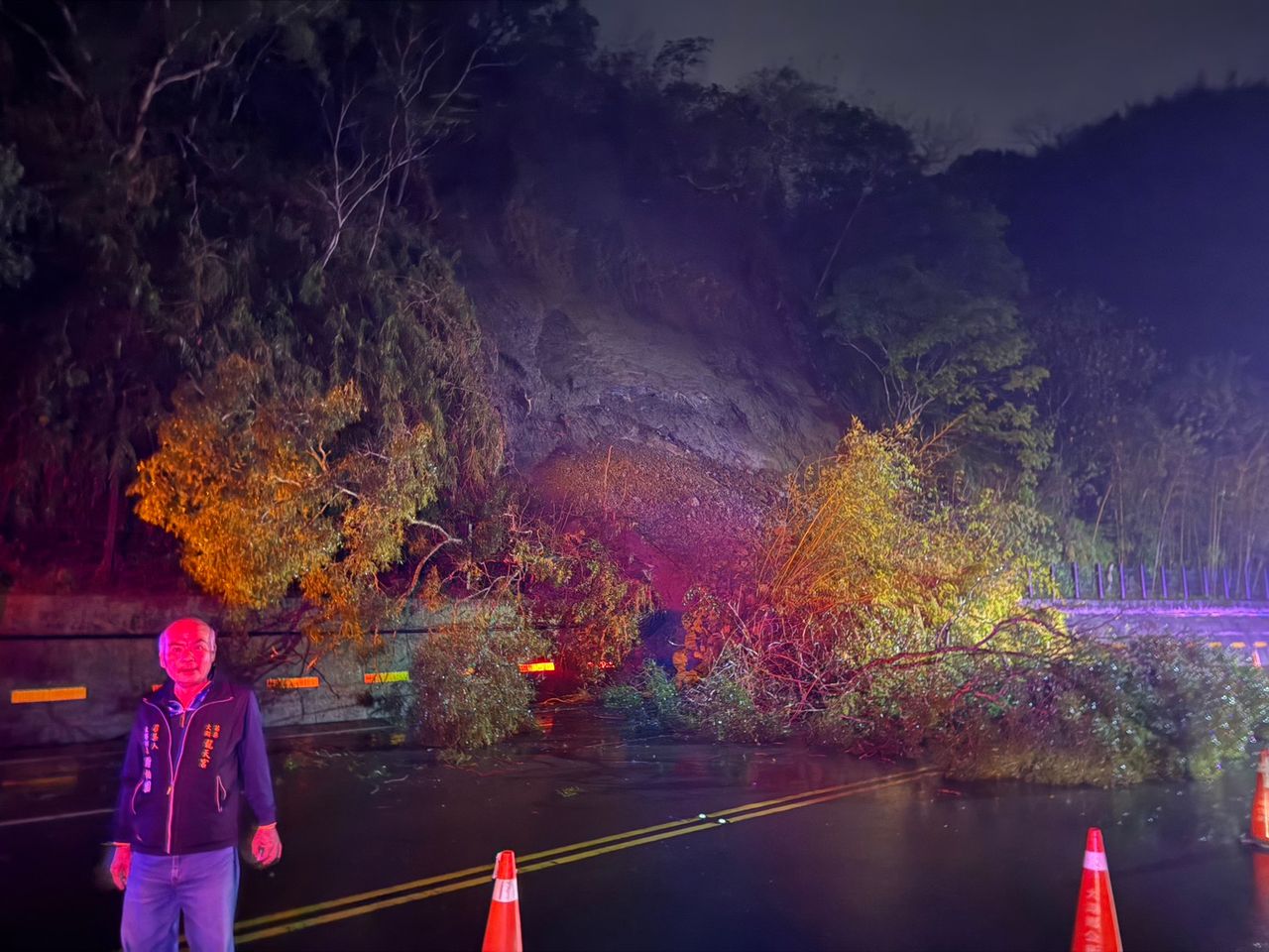 苗栗大水才退!台3線又坍了 土石崩落驚險畫面曝光