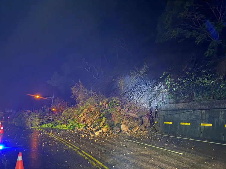大量土石崩落路面。民眾提供
