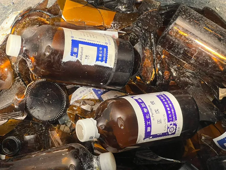 破碎處理殘留瓶罐。新竹地檢署提供