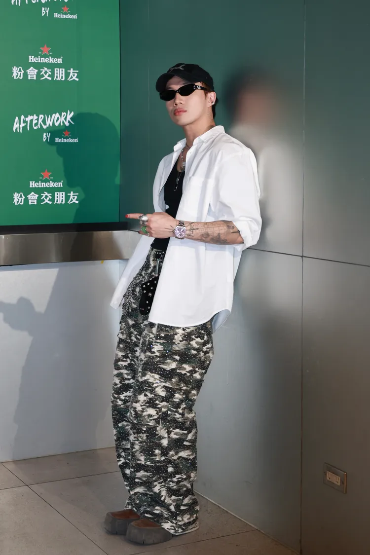 ØZI原本有問必答，談到「勾二嫂」立刻變臉。彭欣偉攝