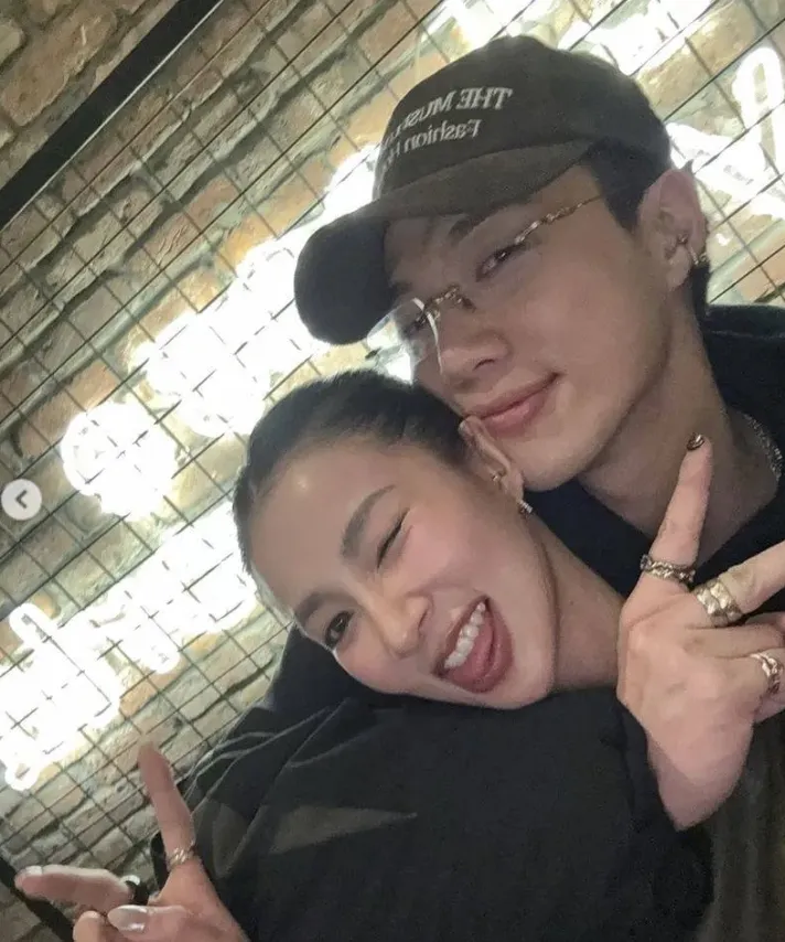 ØZI甜勾女友脖子放閃。翻攝ØZI IG