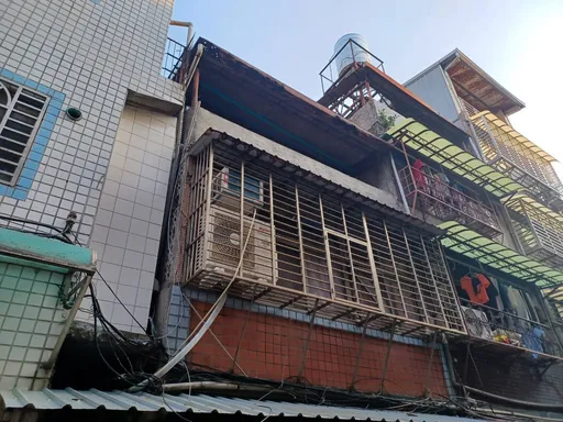 轟！三重民宅氣爆釀火警　22歲女頭臉、四肢30％燒燙傷送醫