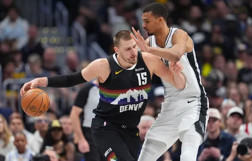 誰看過這麼高的神仙打架？約科奇證明他還是現今NBA第一中鋒