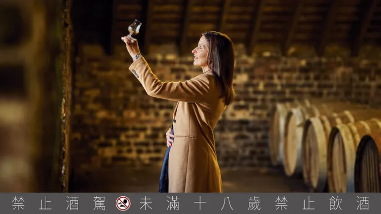 麥卡倫 《Distil Your World Paris：精萃世界 巴黎》由麥卡倫釀酒大師 Kirsteen Campbell領銜，以層層交織的風味結構，回應「法式餐桌藝術」生活哲學。業者提供