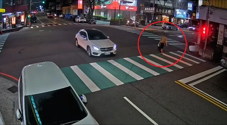 林男徒步過馬路時闖紅燈。民眾提供