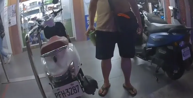 林男徒步過馬路闖紅燈，原本罰鍰只有500元，卻因辱罵、攻擊員警被依現行犯逮捕，移送法辦。民眾提供