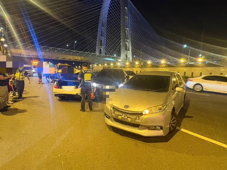 2輛偵防車在台74線實施攔截圍捕。民眾提供