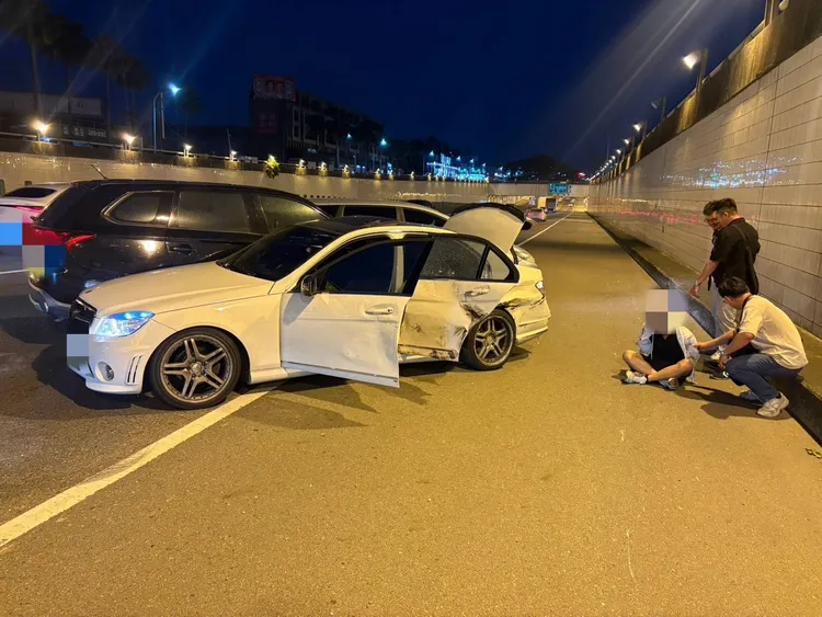 呂嫌的賓士車被撞凹，遭到警方攔截逮獲。民眾提供