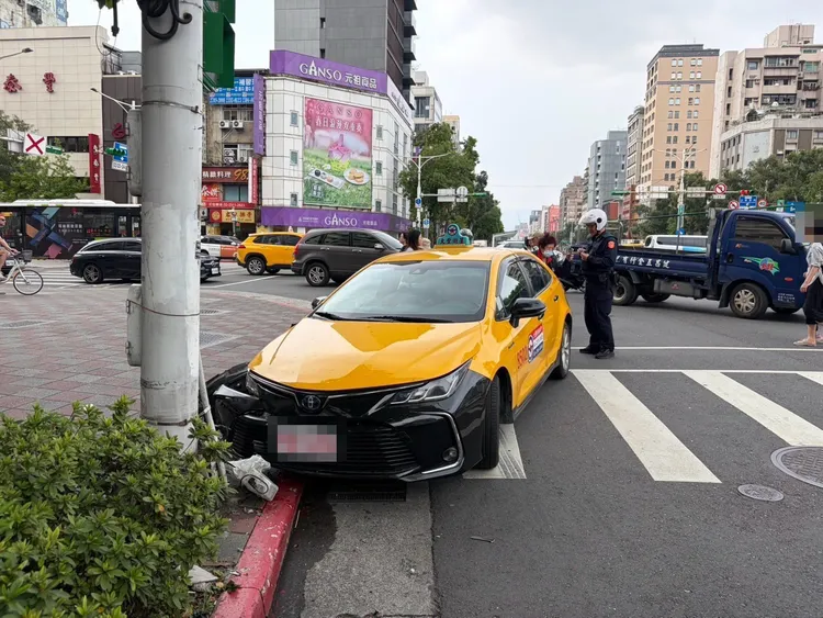 計程車頭毀損。警方提供