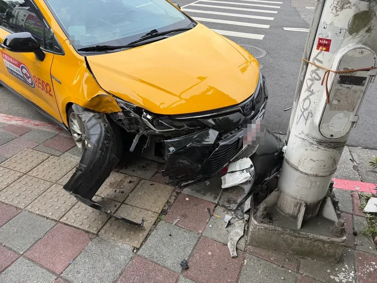 計程車右前車輪爆胎。警方提供