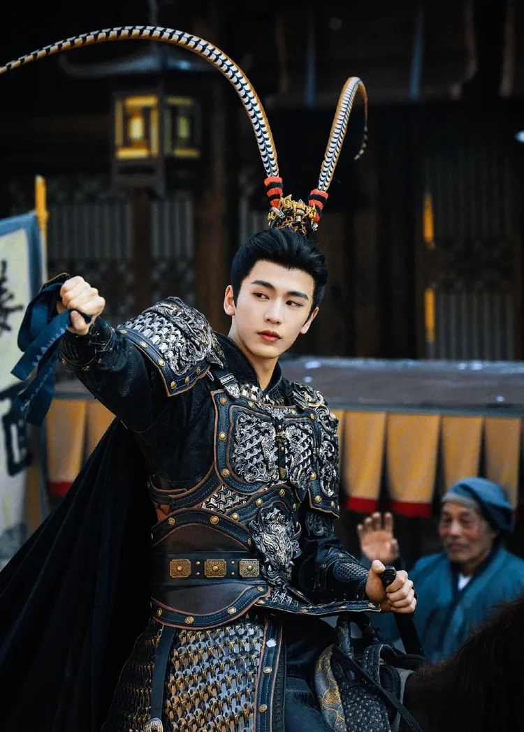 張凌赫解釋雉雞翎的文化意義。翻攝微博