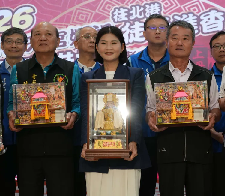 記者會上抽出3名香燈腳，可獲得交趾陶白沙屯媽祖、兩座粉紅超跑小神轎。縣府提供