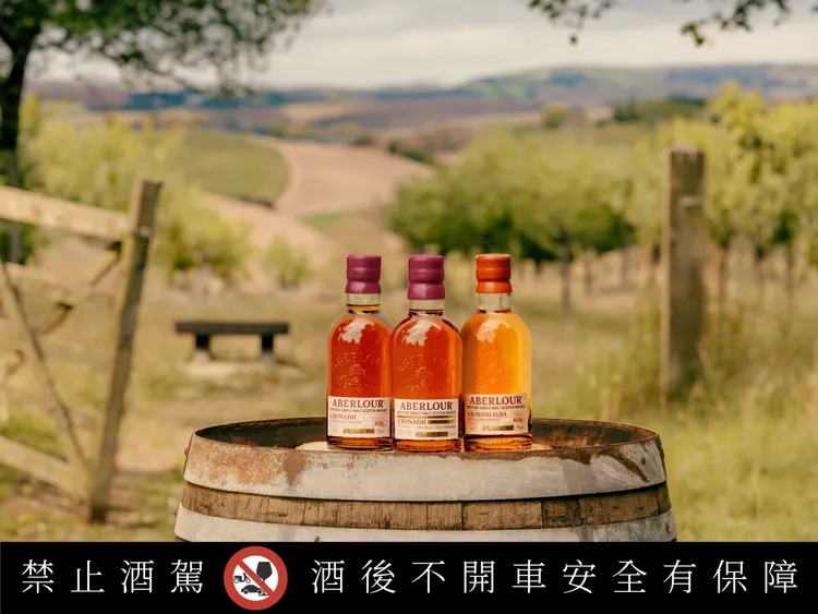 斯貝賽丘陵為背景，亞伯樂A'bunadh系列並列於舊橡木桶之上。從帶有紫色蠟封的雙桶重雪莉原酒，到色澤更淡的Alba版本，每一瓶背後都是一套截然不同的熟成哲學。業者提供