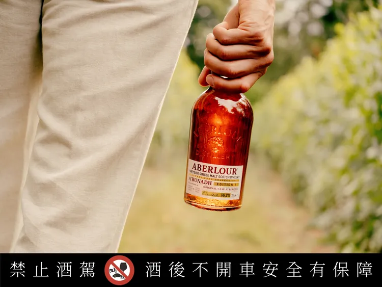 行走於翠綠果園之間，這款以初次填裝Oloroso與PX雪莉桶雙重熟成的限量原酒，讓人感受到一段值得細細展開的故事。業者提供