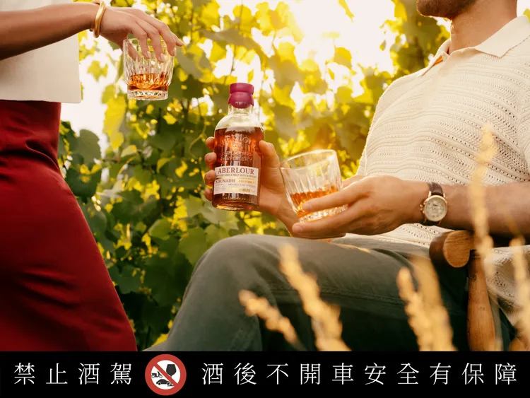 兩只水晶杯中盛著深琥珀色酒液，56.2%的原桶強度在無需加冰的狀態下自然舒展。業者提供