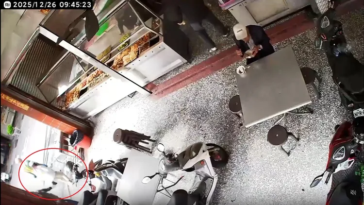 婦人一腳踩空跌進水溝，造成右手嚴重骨折。翻攝Threads