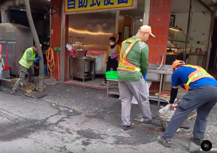 監視器畫面證實，現場兩側沒有圍欄。翻攝畫面