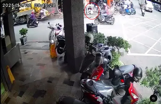 高雄清潔隊施工疏失害婦人跌進水溝手骨折！勉強認錯還嗆老人不聽就不要出門