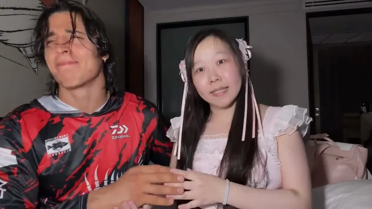 Gattouz0直接分享冰凌紫萱未遮臉的唱歌影片。翻攝自Gattouz0 IG