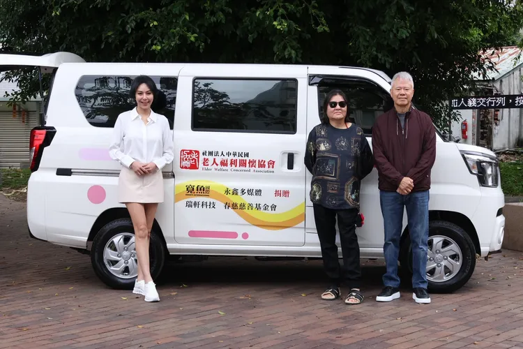 洪曉蕾（左）、邱瓈寬（右2）今日出席公益捐贈活動。彭欣偉攝