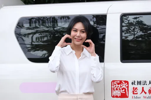 洪曉蕾送女兒澳洲讀書哭了　聞孫芸芸當外婆妙回這一句