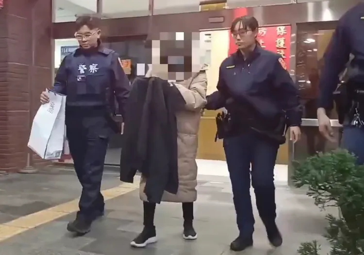 孫生媽媽(中間者)潛入淡水店家行竊名牌包，被逮後找一堆藉口否認行竊。翻攝畫面