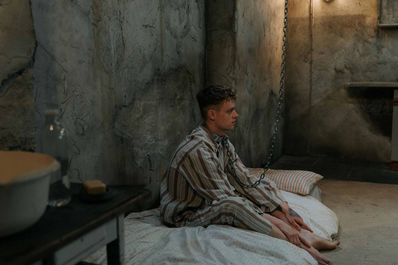 19歲青年慘被鐵鍊栓頸關地下室 斯文敗類教化Z世代年輕人