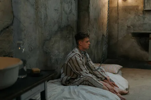 19歲青年慘被鐵鍊栓頸關地下室　斯文敗類教化Z世代年輕人