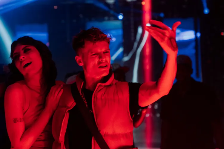 安森布恩飾演一名行為越界的19歲青年湯米。CATCHPLAY提供