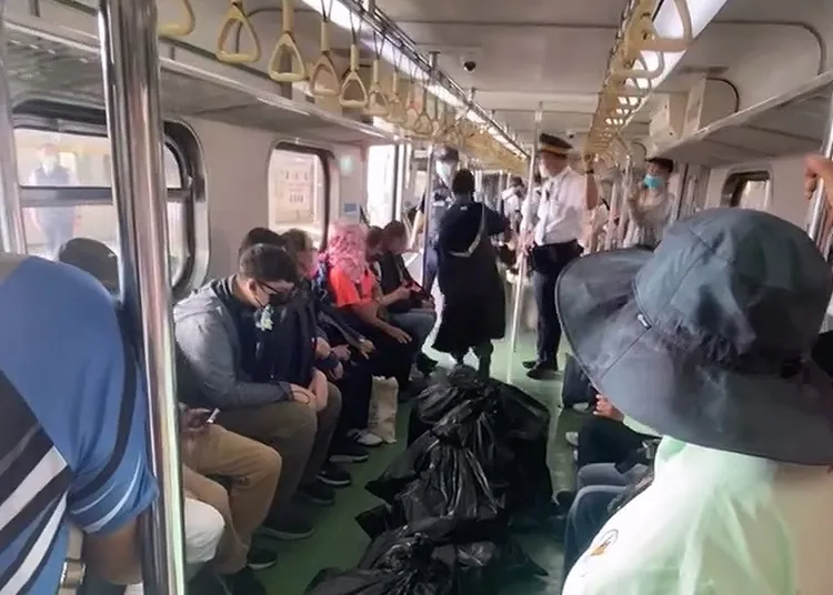 台鐵人員及警方勸阻，女乘客才把部分行李搬下車。民眾提供