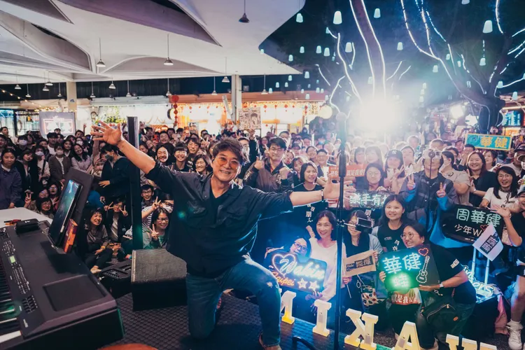 周華健快閃開唱掀世代共鳴，齊唱《明天我要嫁給你》滾石唱片提供