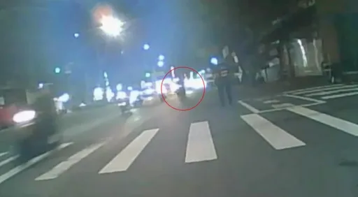 夜晚停路中撿包裹！波麗士大人擔心他太危險　上前關懷結果超展開