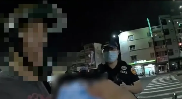 警員擔心上前關懷洪男，卻發現是通緝犯。翻攝畫面