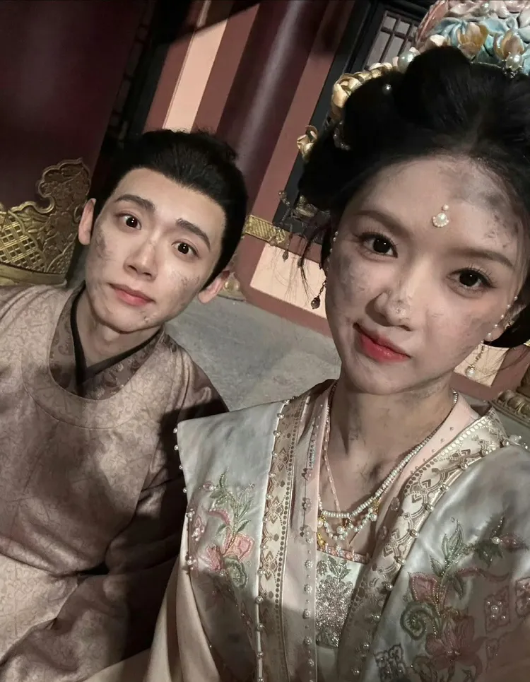 「火殊鄞花」戲外沒譜了。翻攝自微博